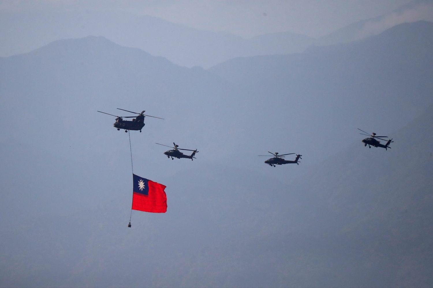 La bandiera di Taiwan portata in cielo da elicotteri militari