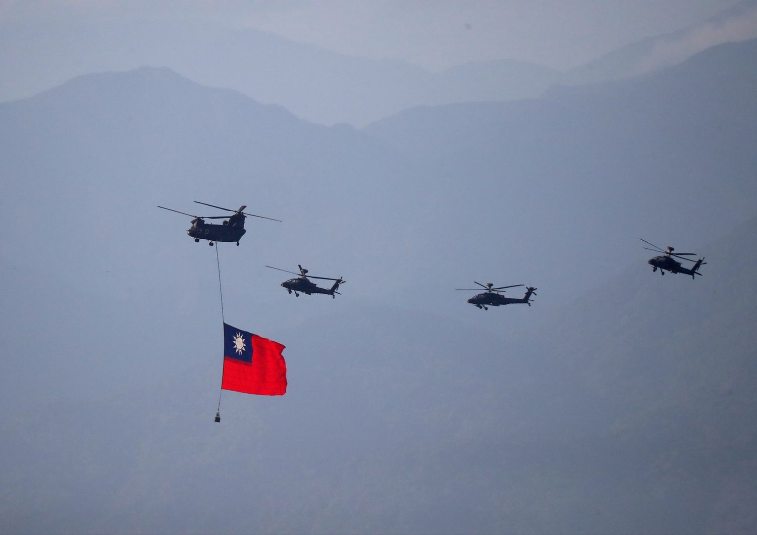 La bandiera di Taiwan portata in cielo da elicotteri militari