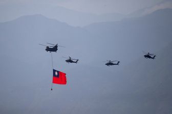 La bandiera di Taiwan portata in cielo da elicotteri militari