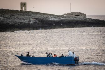 L'arrivo di un'imbarcazione di migranti a Lampedusa