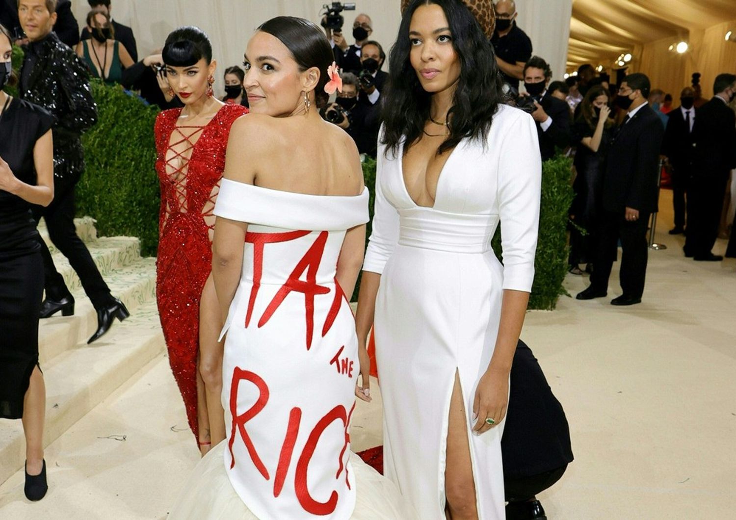 Il vestito indossato al Met Gala dalla parlamentare statunitense Alexandra Ocasio Cortez con lo slogan che invita a 'tassare i ricchi'