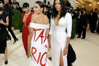 Il vestito indossato al Met Gala dalla parlamentare statunitense Alexandra Ocasio Cortez con lo slogan che invita a 'tassare i ricchi'