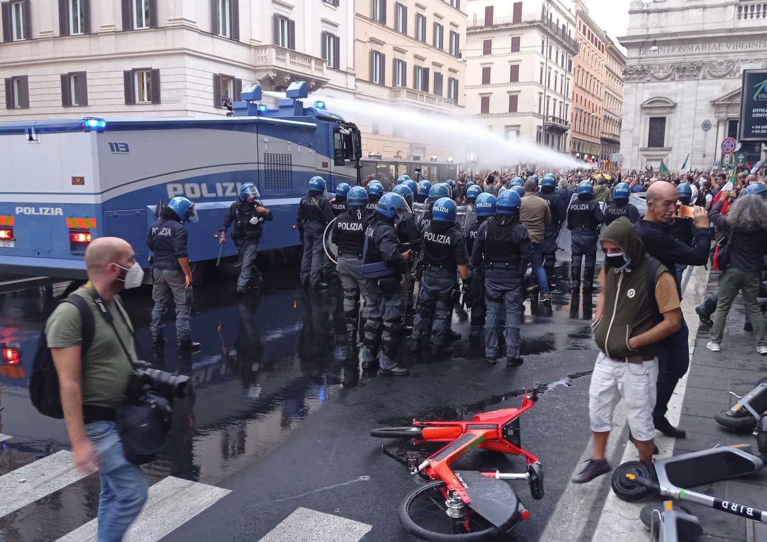 La polizia usa idranti per disperdere la manifestazione, accanto a palazzo Chigi