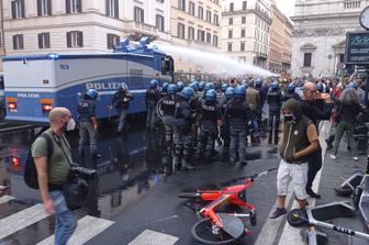 La polizia usa idranti per disperdere la manifestazione, accanto a palazzo Chigi