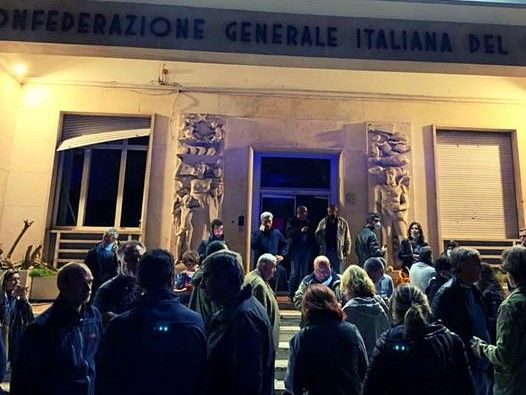 Presidio dei lavoratori davanti alla sede della Cgil dopo l'assalto dei manifestanti&nbsp;