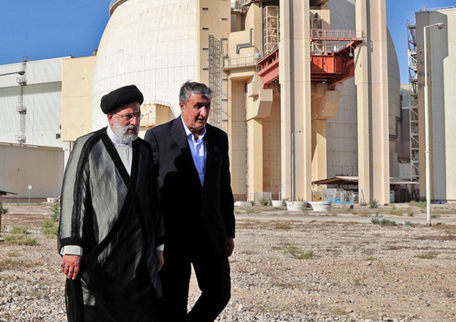 Il presidente iraniano Ebrahim Raisi con il capo dell'organizzazione atomica Mohammed Eslami, all'impianto di Bushehr