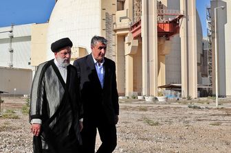 Il presidente iraniano Ebrahim Raisi con il capo dell'organizzazione atomica Mohammed Eslami, all'impianto di Bushehr