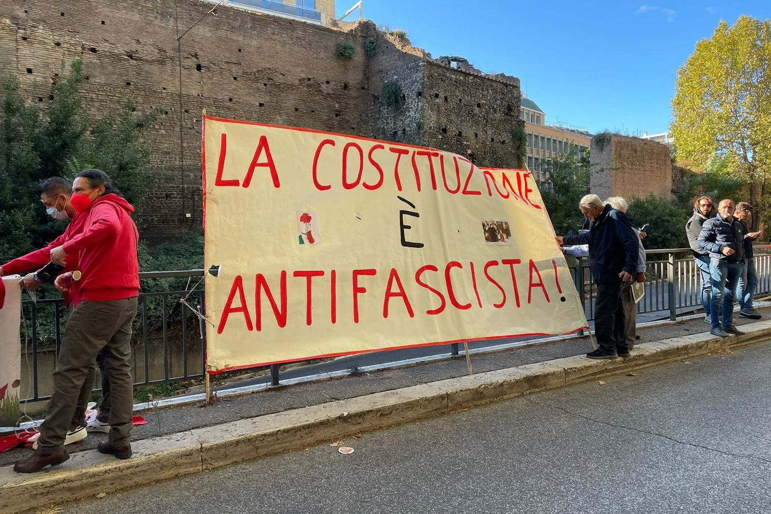 Lo striscione davanti alla sede della Cgil