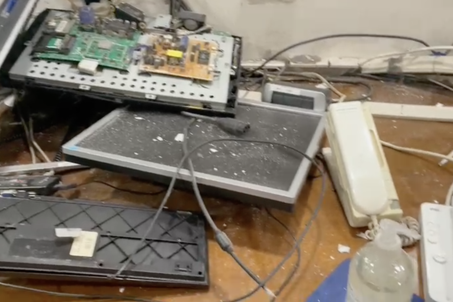 La sede della Cgil devastata