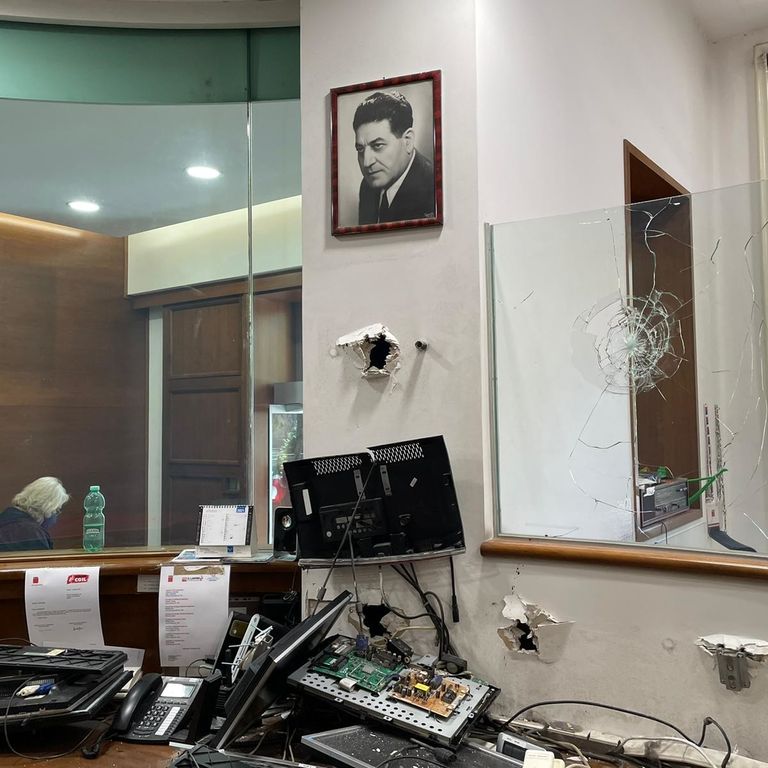 La sede della Cgil devastata