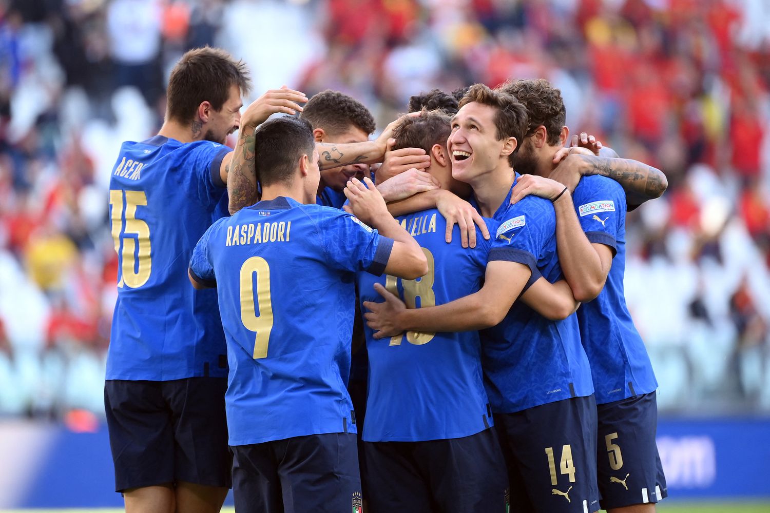 Gli azzurri festeggiano Barella dopo il primo gol al Belgio