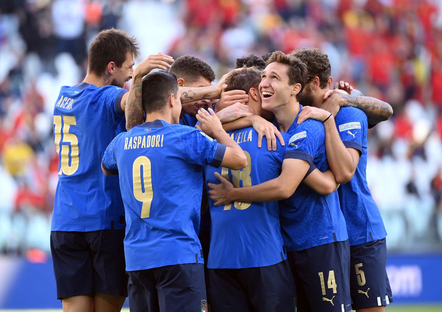 Gli azzurri festeggiano Barella dopo il primo gol al Belgio