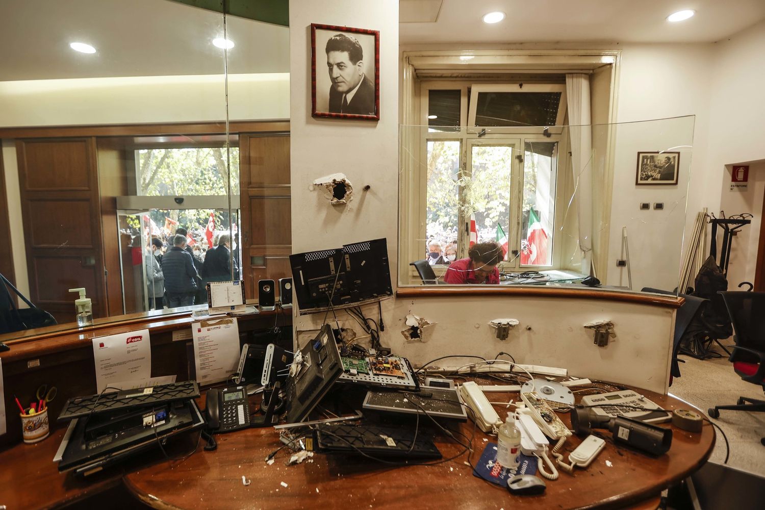La sede della Cgil devastata dai manifestanti No green pass&nbsp;