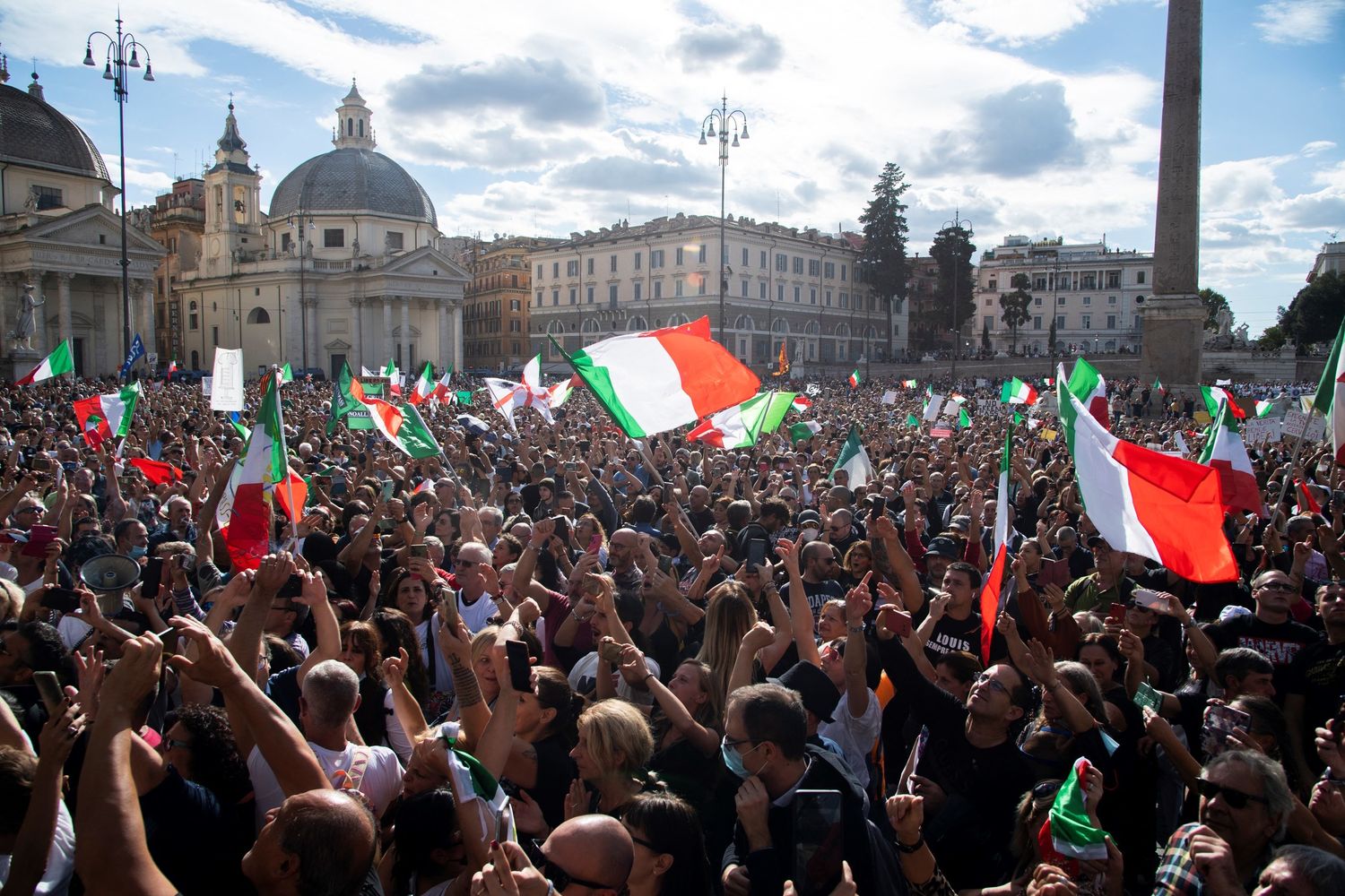 La manifestazione di sabato pomeriggio contro il Green pass a piazza del Popolo a Roma&nbsp;
