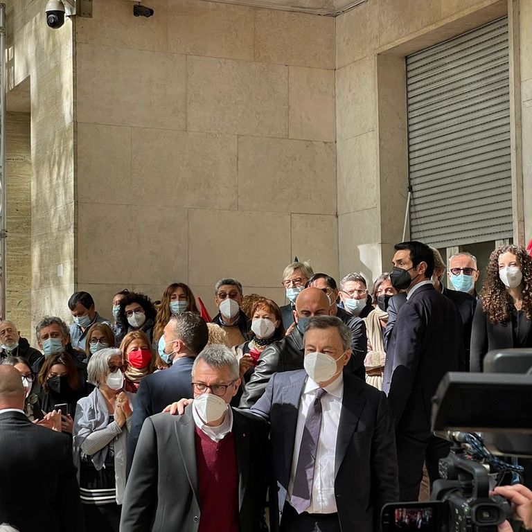 L'abbraccio di Mario Draghi e Maurizio Landini davanti alla sede della Cgil
