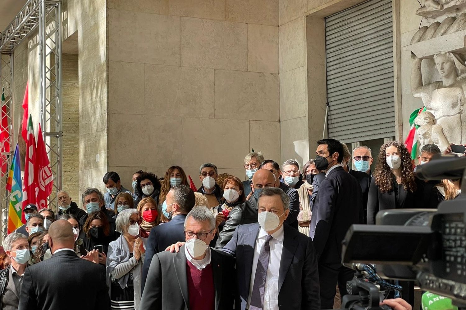 L'abbraccio di Mario Draghi e Maurizio Landini davanti alla sede della Cgil