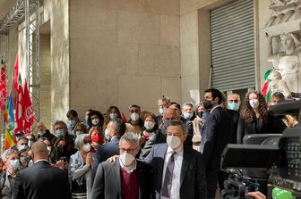 L'abbraccio di Mario Draghi e Maurizio Landini davanti alla sede della Cgil