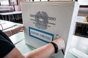 Allestimento urne per le elezioni comunali