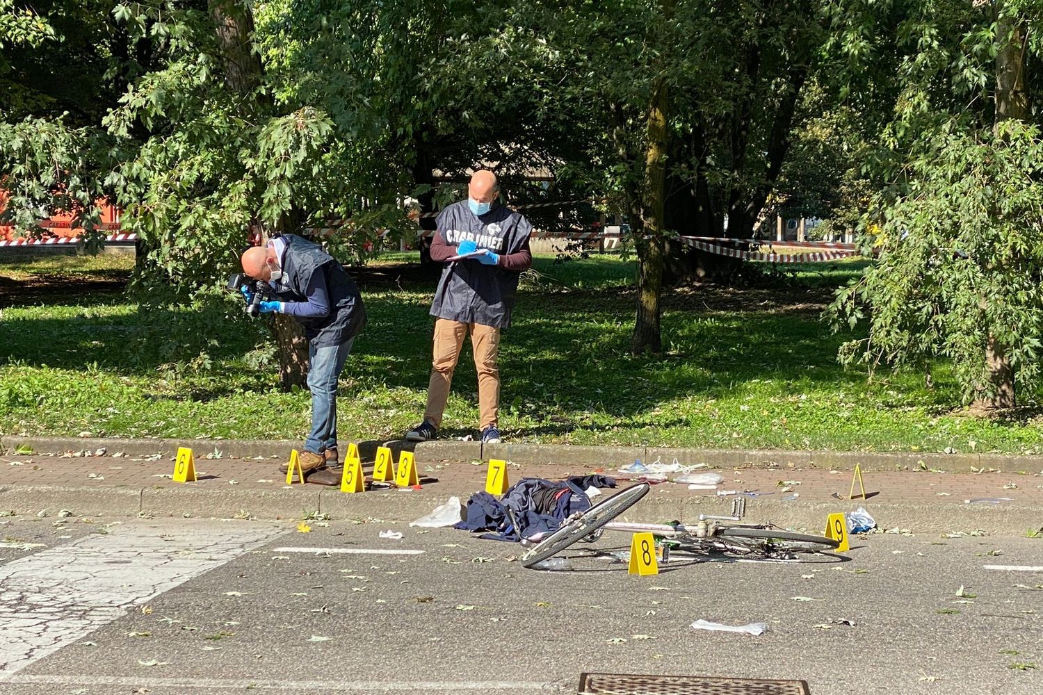 carabinieri al lavoro sul luogo dell'omicidio