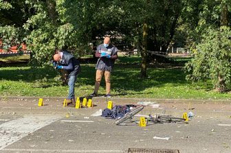 carabinieri al lavoro sul luogo dell'omicidio
