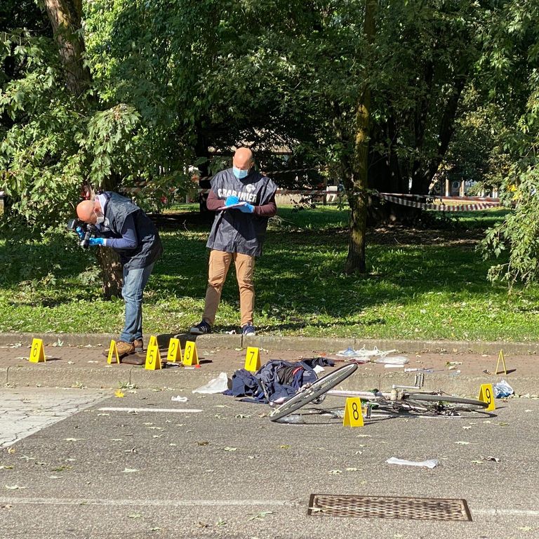 carabinieri al lavoro sul luogo dell'omicidio