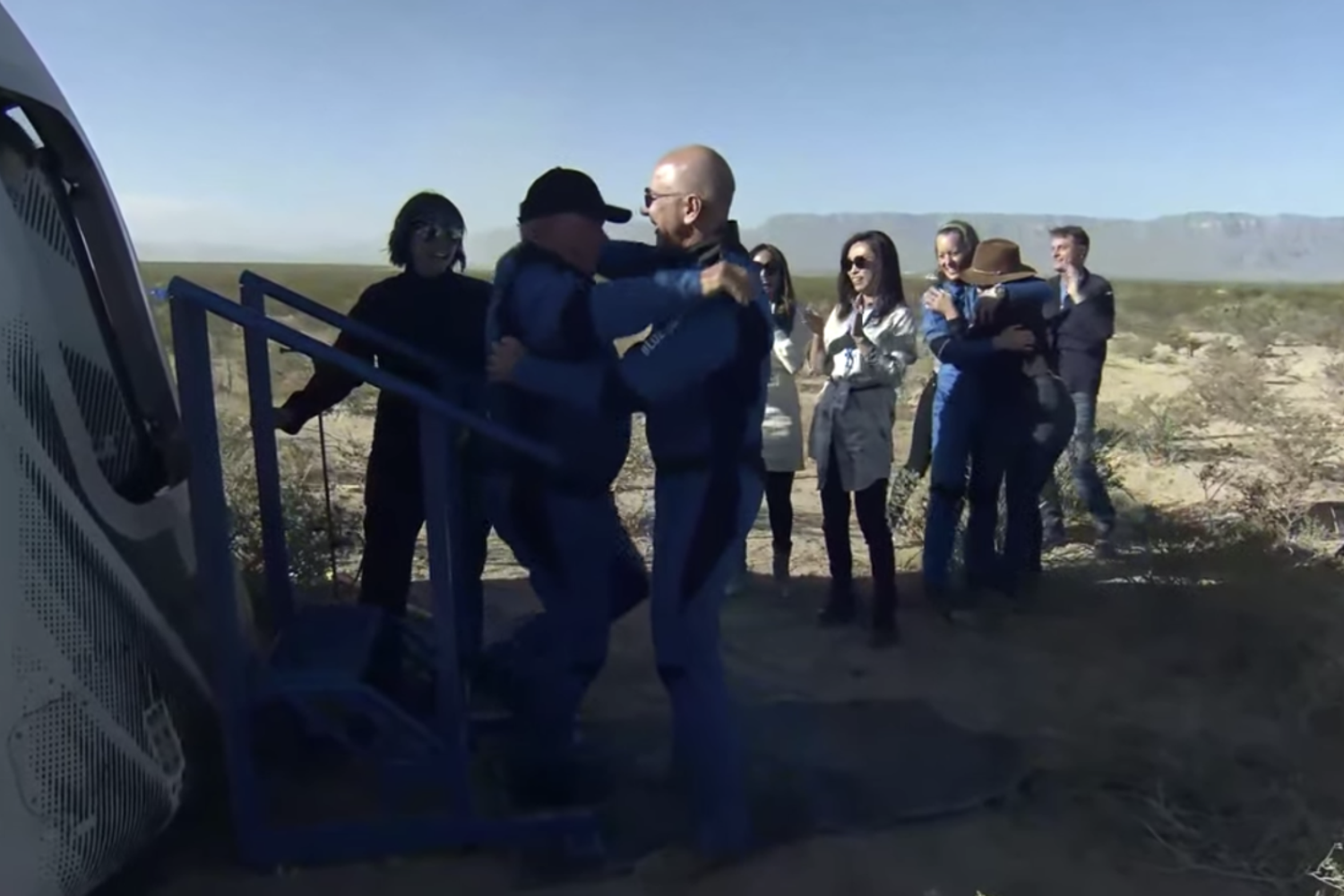 L'abbraccio tra Jeff Bezos e William Shatner dopo il successo del volo di Blue Origin