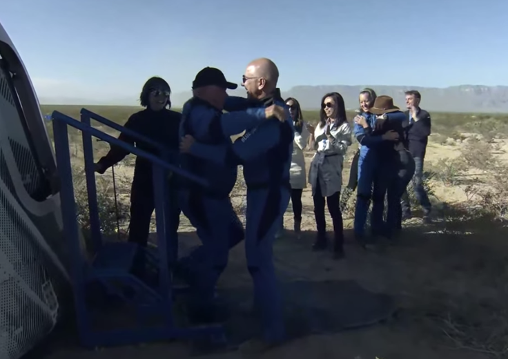 L'abbraccio tra Jeff Bezos e William Shatner dopo il successo del volo di Blue Origin