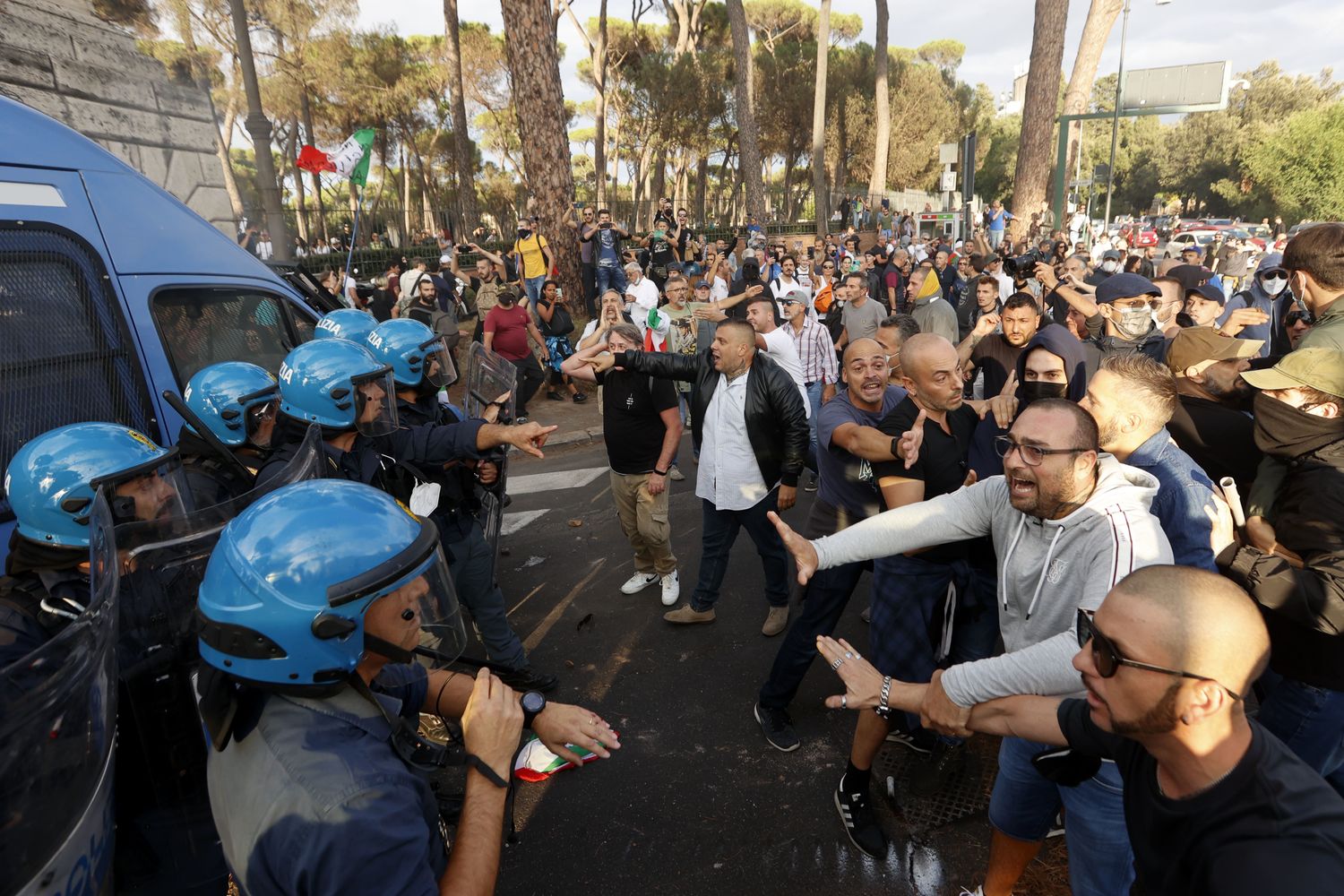 Scontri a Roma tra agenti e no vax