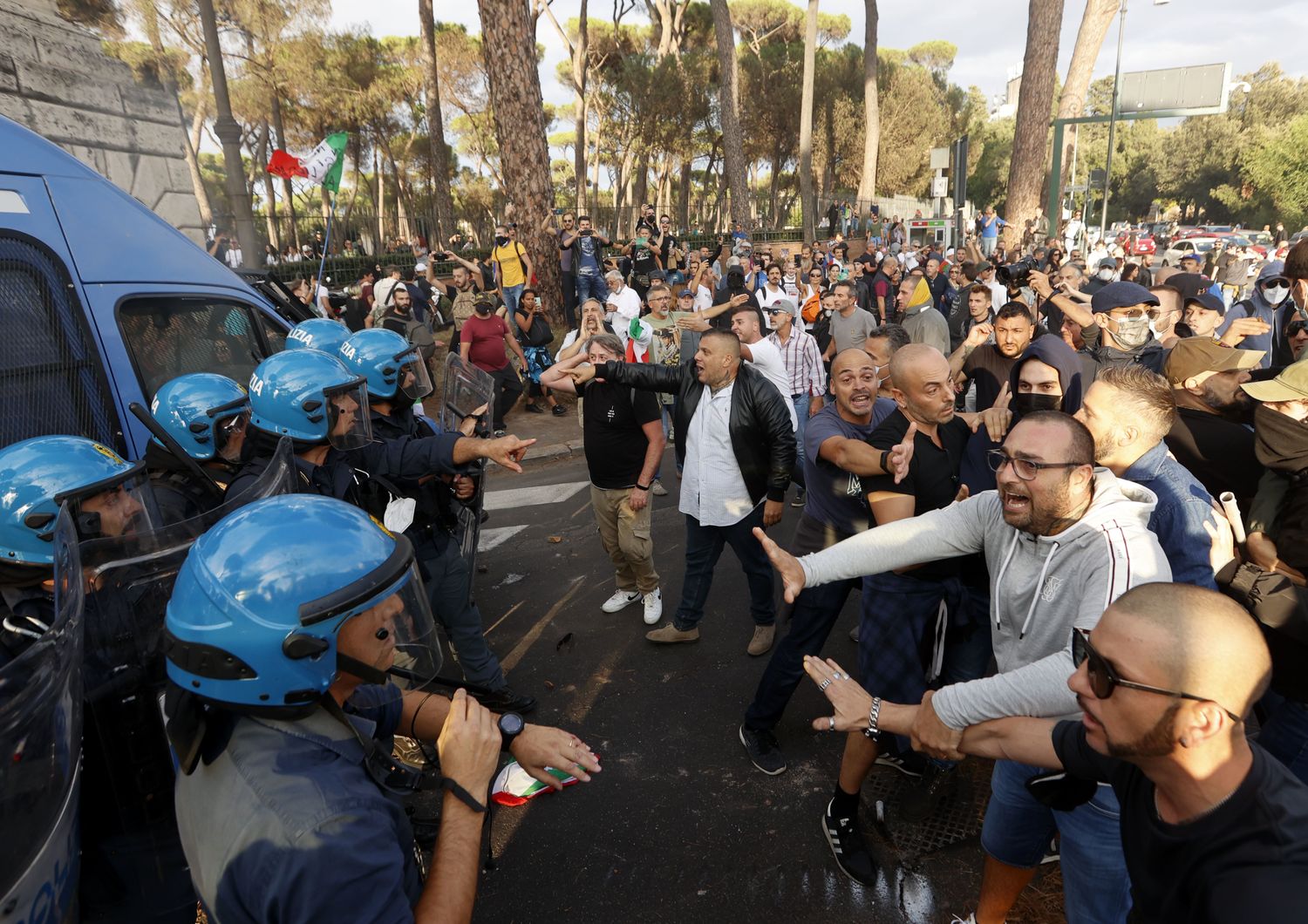 Scontri a Roma tra agenti e no vax