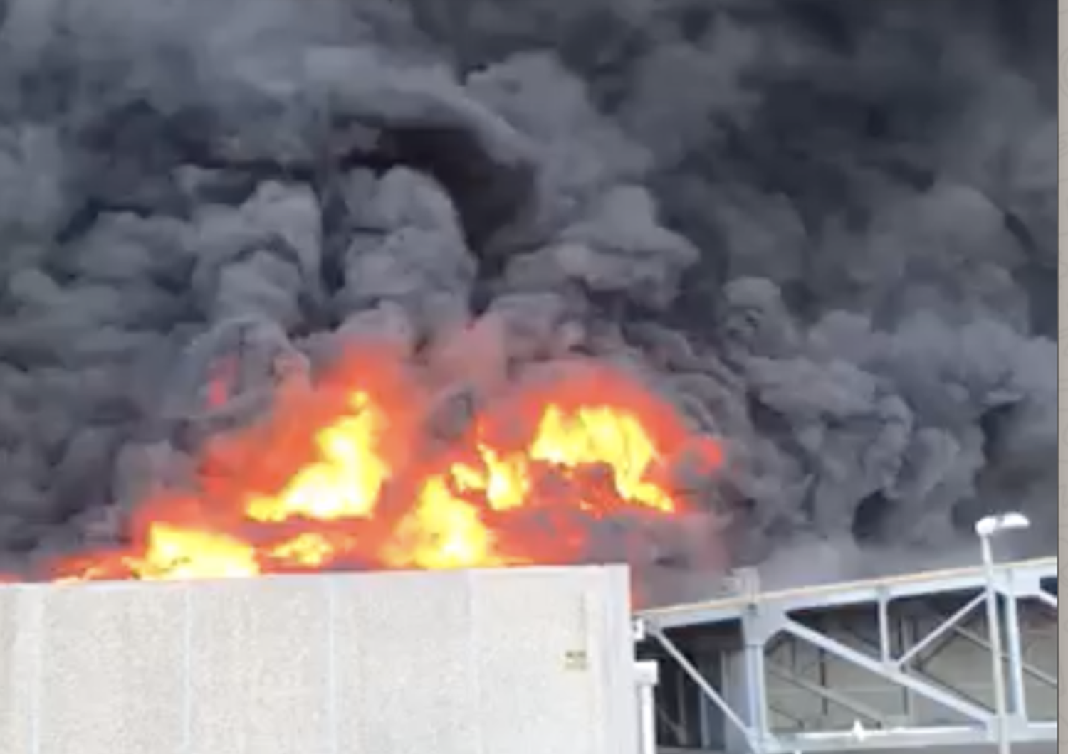 &nbsp;Maxi incendio in un'azienda di logistica di Airola, nel Sannio