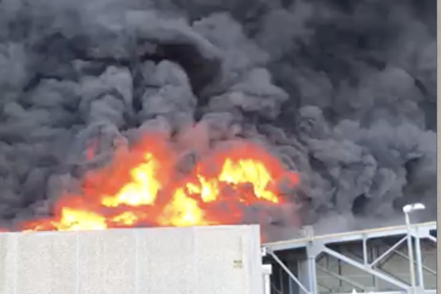 &nbsp;Maxi incendio in un'azienda di logistica di Airola, nel Sannio