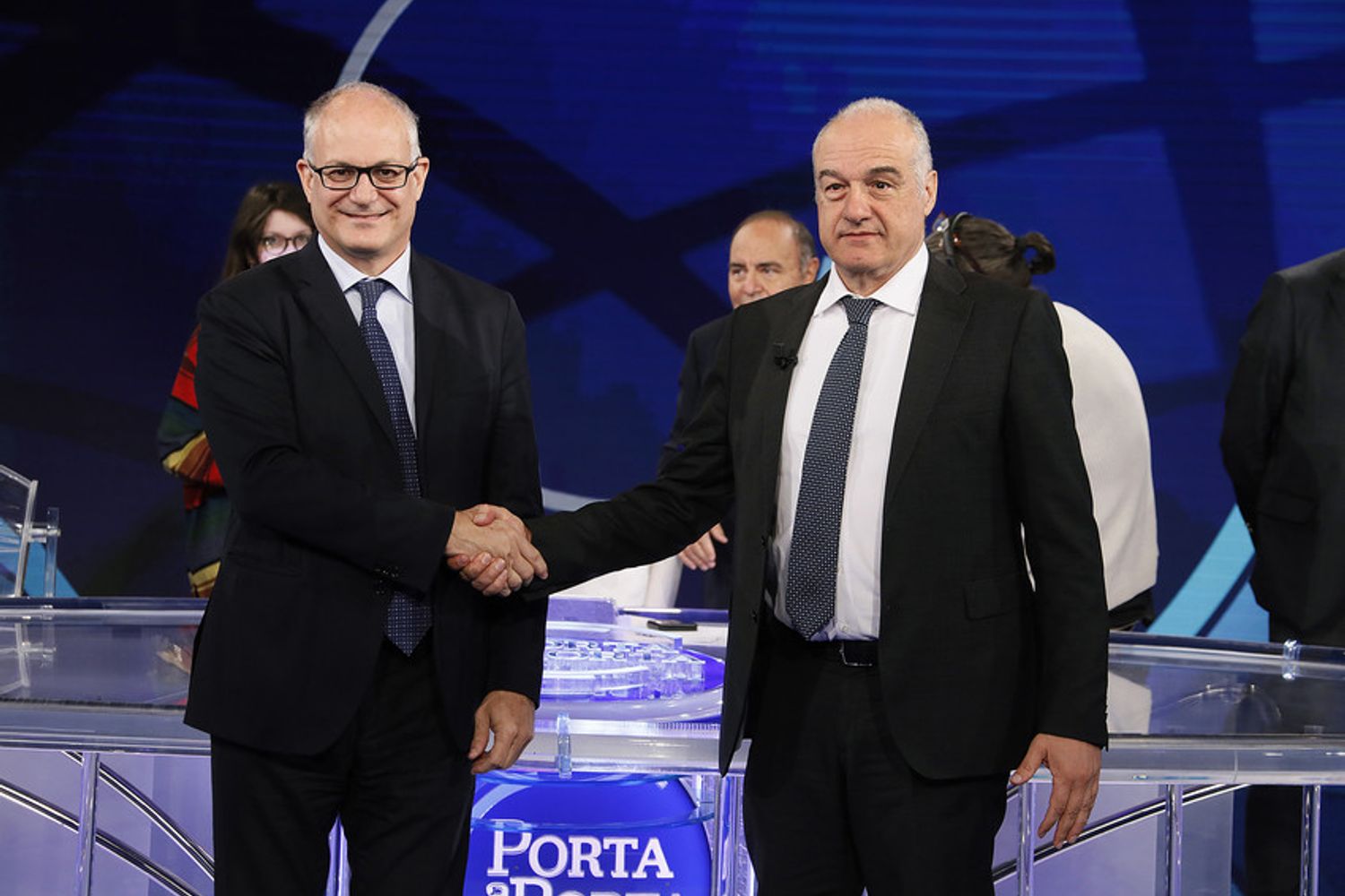 Stretta di mano tra Michetti e Gualtieri a Porta a Porta