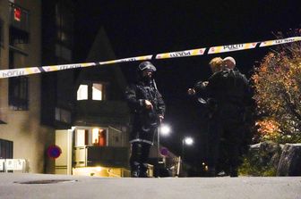 Norvegia, polizia mette in sicurezza luogo dove un uomo ha attaccato e ucciso diverse persone con arco e frecce