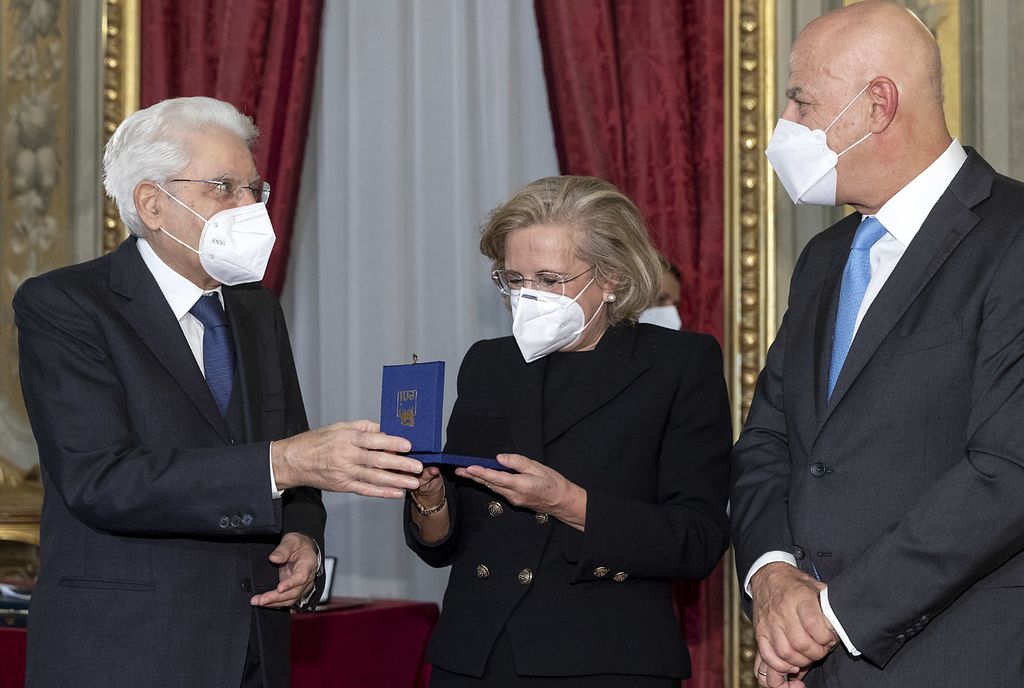 Il presidente Sergio Mattarella con la il presidente dell'Eni, Lucia Calvosa e l'ad Claudio Descalzi