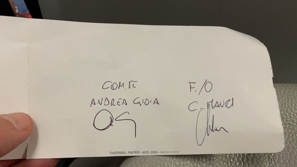 Biglietto ultimo volo Alitalia firmato dal comandante&nbsp;