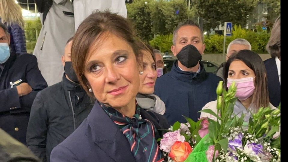 I fiori alle hostess per l'ultimo volo Alitalia