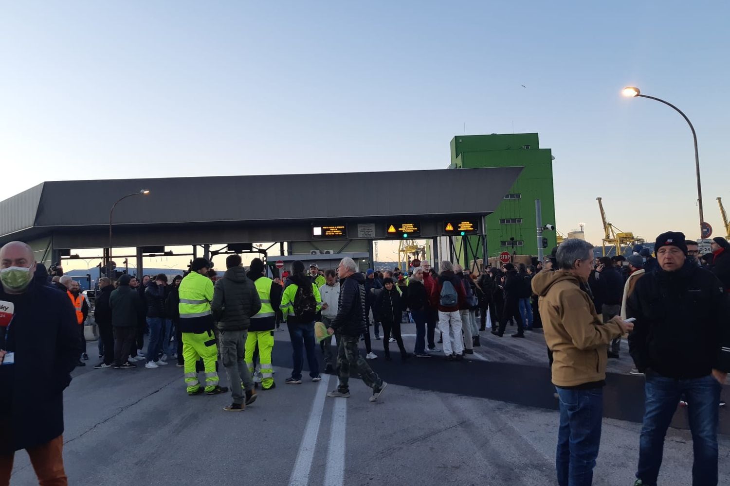 Il porto di Trieste nel primo giorno dell'entrata in vigore del green pass obbligatorio sul posto di lavoro