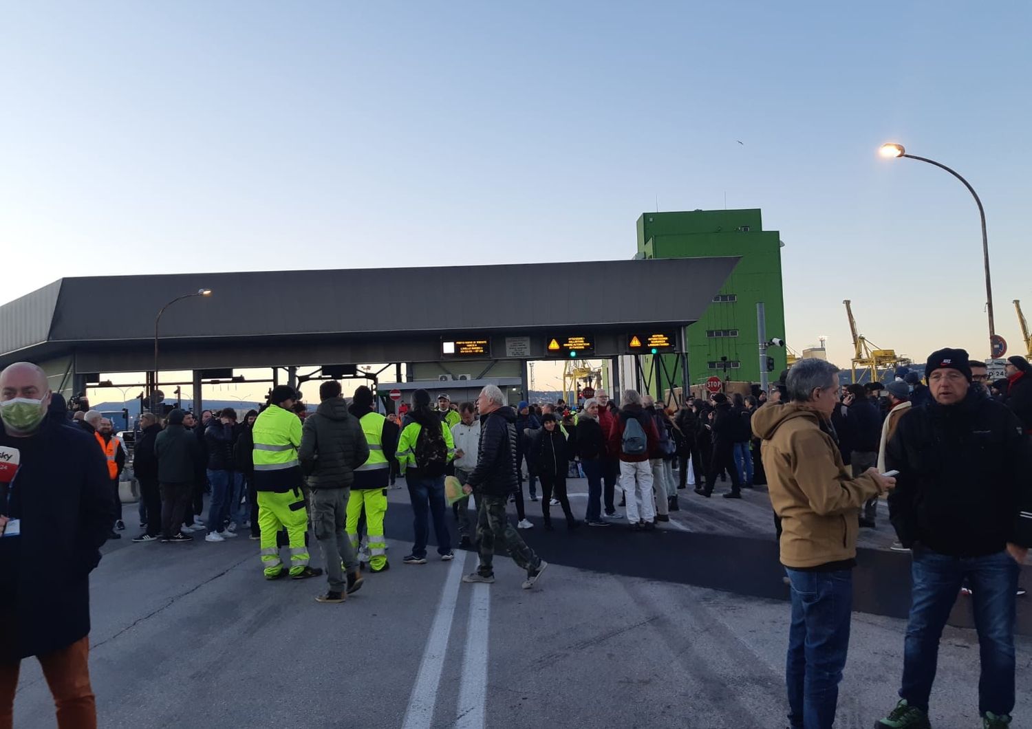 Il porto di Trieste nel primo giorno dell'entrata in vigore del green pass obbligatorio sul posto di lavoro