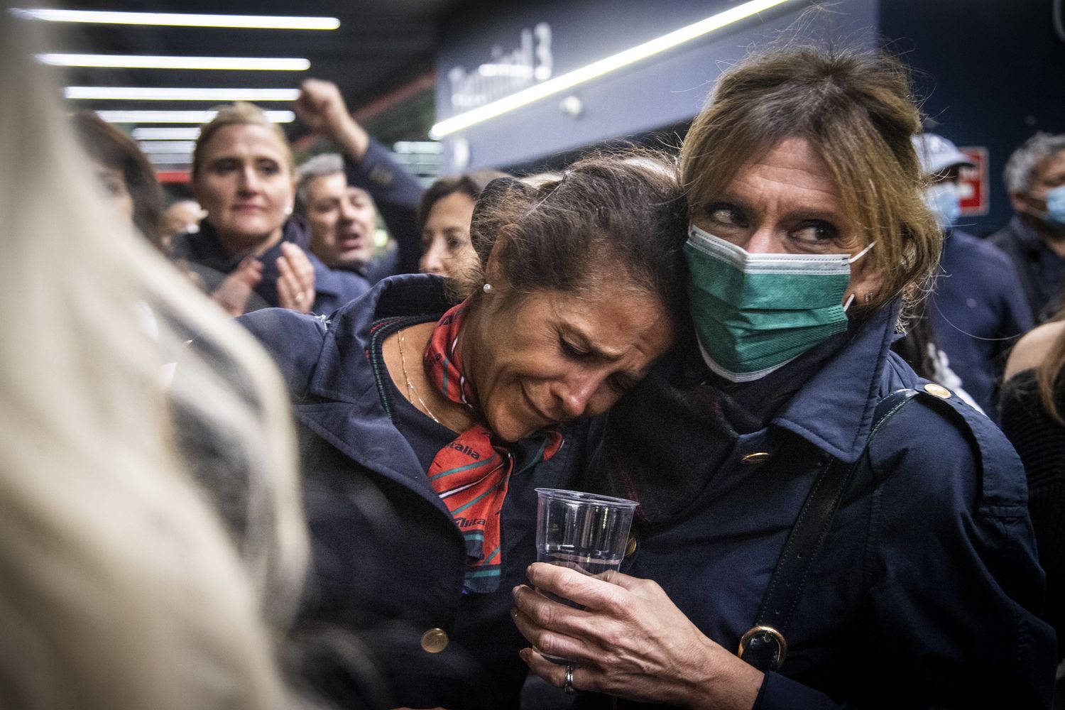 Le lacrime di una hostess dell'ultimo volo Alitalia