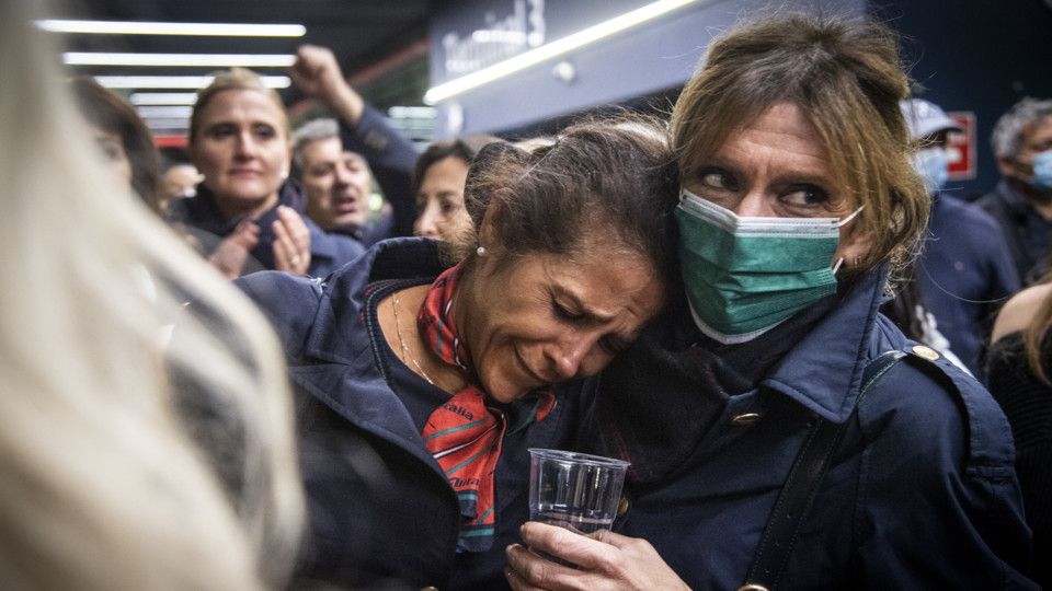 Le lacrime di una hostess dell'ultimo volo Alitalia