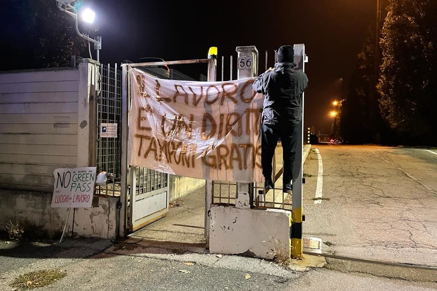 Un presidio dei no green pass alla Fiat Avio di Rivalta Torinese