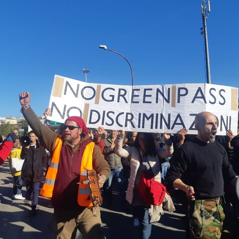 La manifestazione dei no-green pass al porto di Trieste