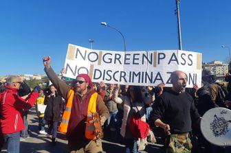 La manifestazione dei no-green pass al porto di Trieste