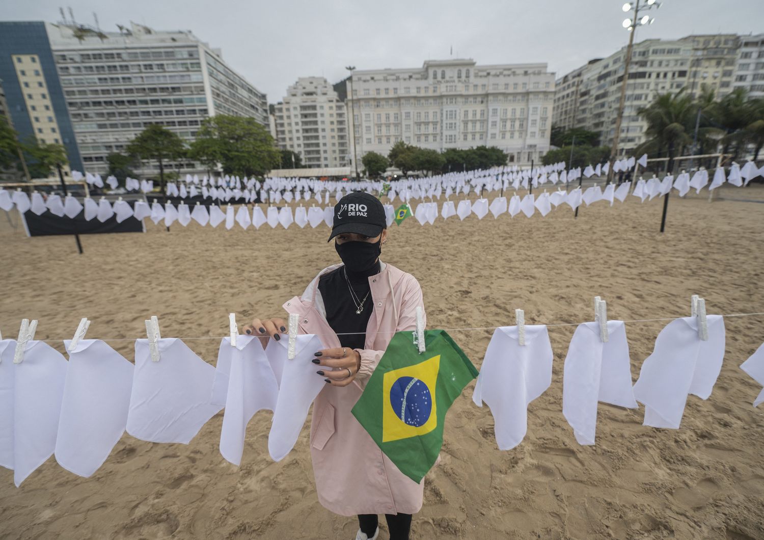 attivisti per i diritti umani appendono le bandiere bianche che simboleggiano la morte di quasi 600.000 brasiliani per il Covid&nbsp;