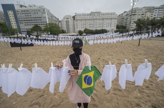 attivisti per i diritti umani appendono le bandiere bianche che simboleggiano la morte di quasi 600.000 brasiliani per il Covid&nbsp;