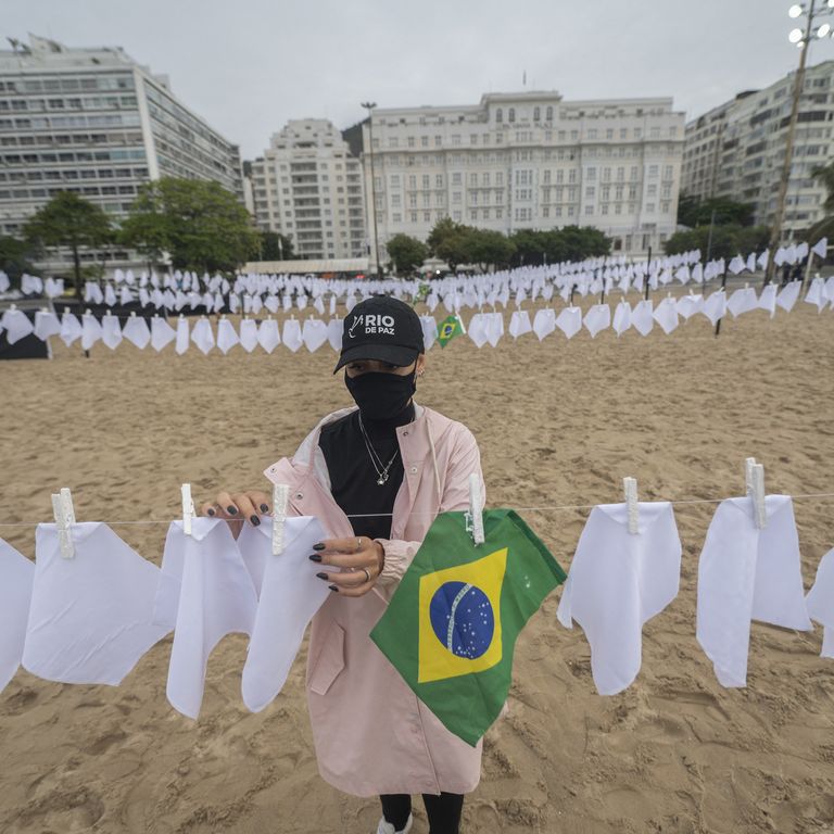 attivisti per i diritti umani appendono le bandiere bianche che simboleggiano la morte di quasi 600.000 brasiliani per il Covid&nbsp;
