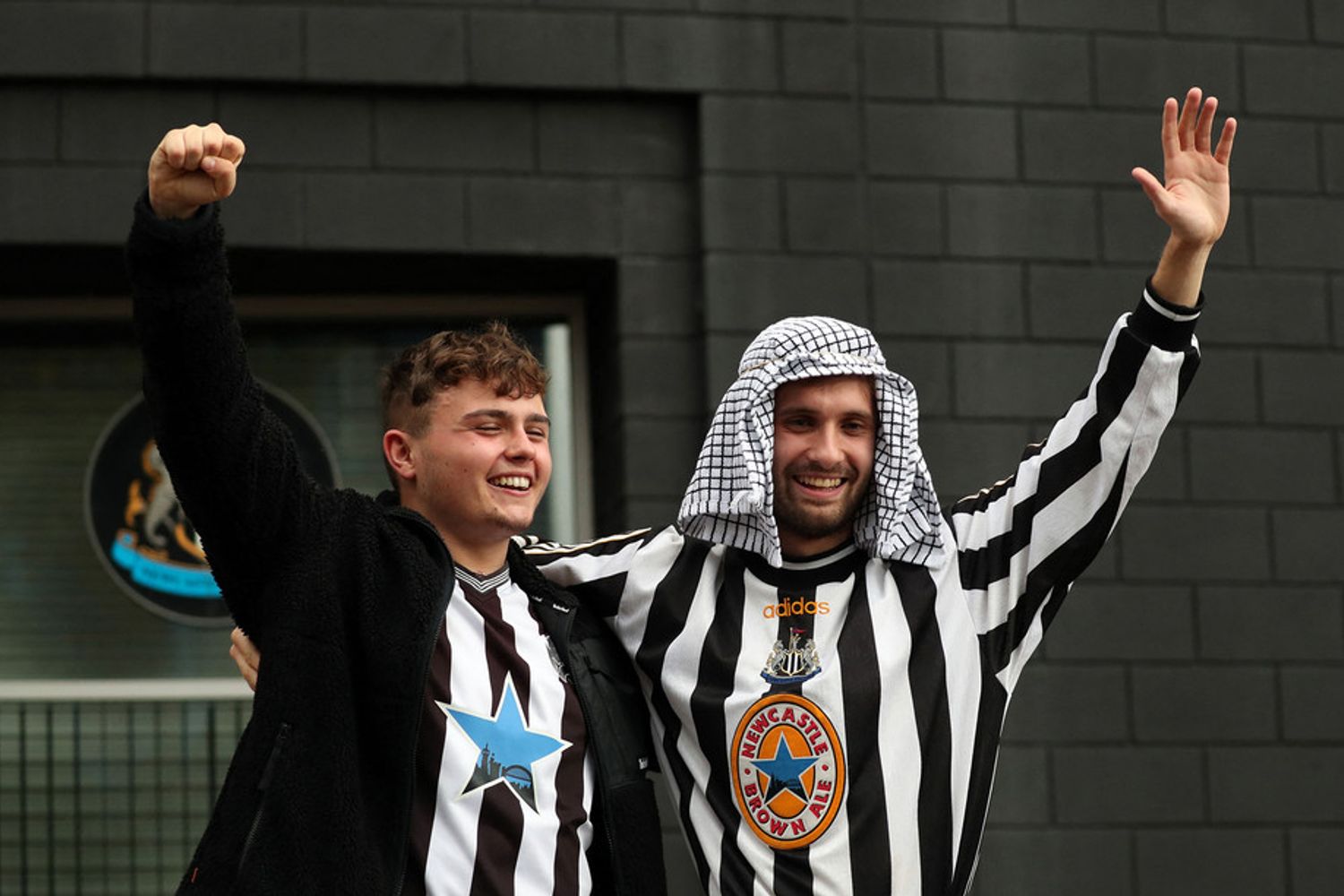 Tifosi del Newcastle festeggiano il passaggio di propriet&agrave; a un fondo arabo