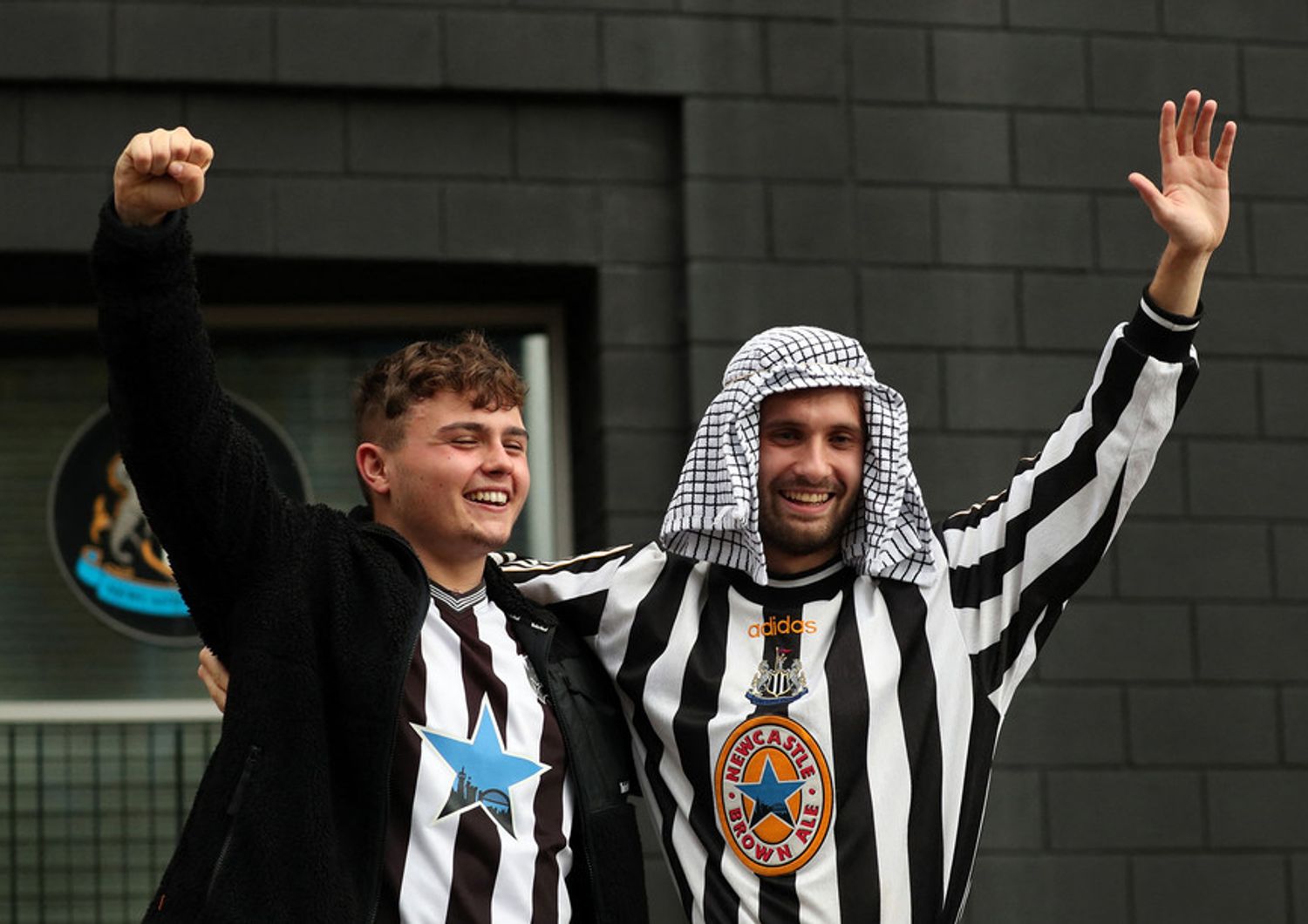 Tifosi del Newcastle festeggiano il passaggio di propriet&agrave; a un fondo arabo