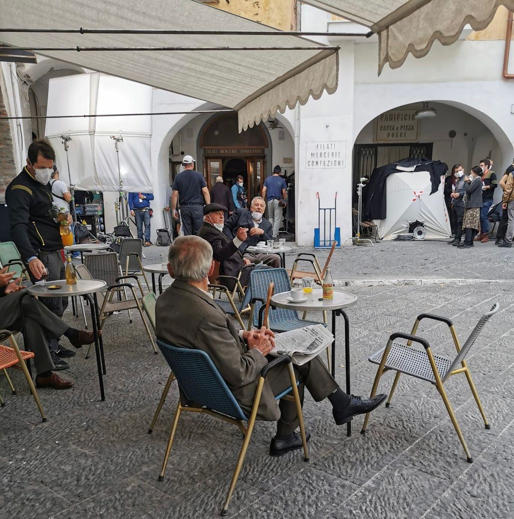Comparse ai tavolini del bar ad Atrani