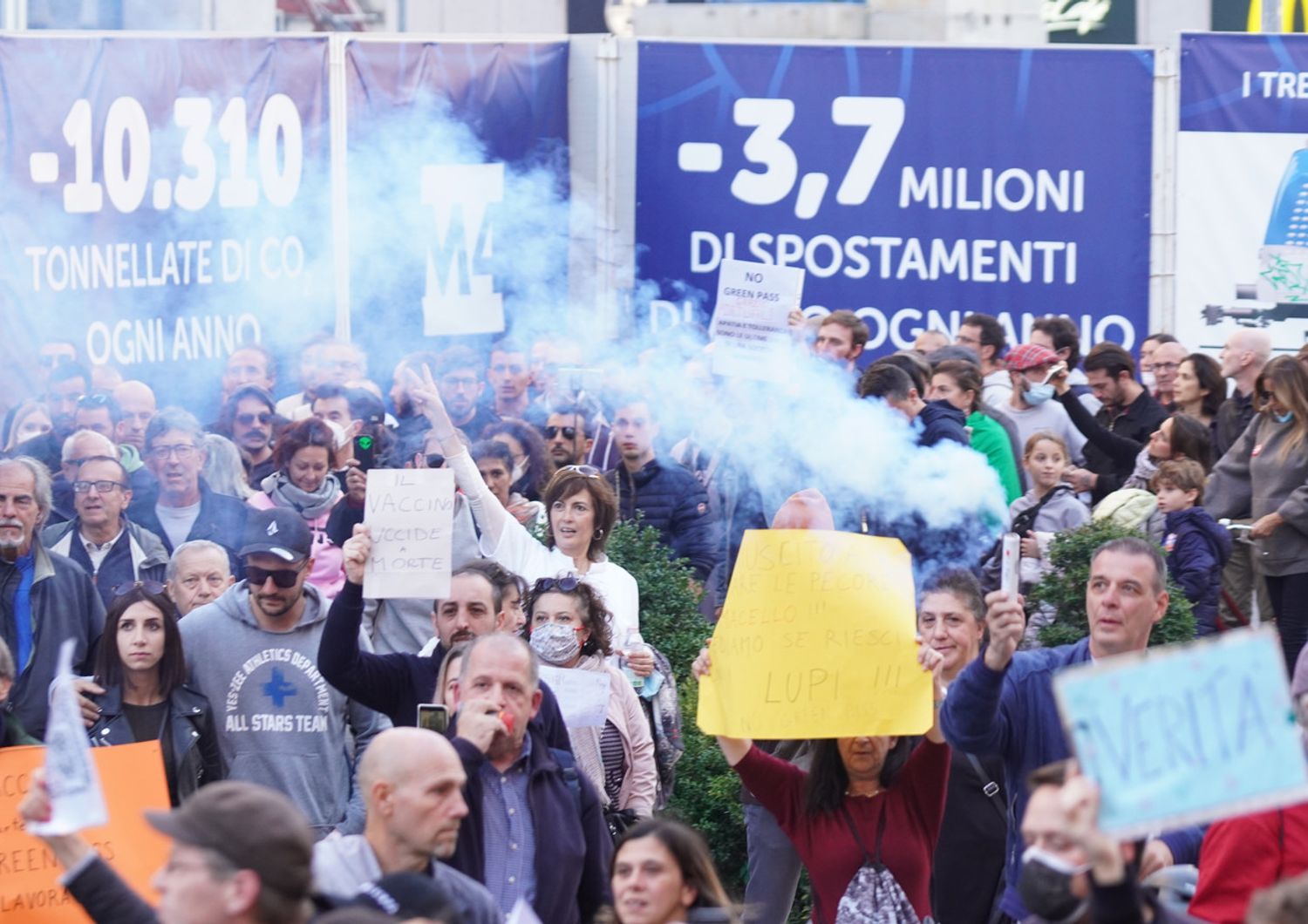 Tensioni corteo Milano anti green pass carica polizia
